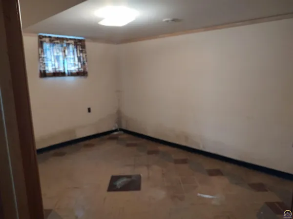 $159,900 | 934 Oxford Drive, Emporia, KS 66801