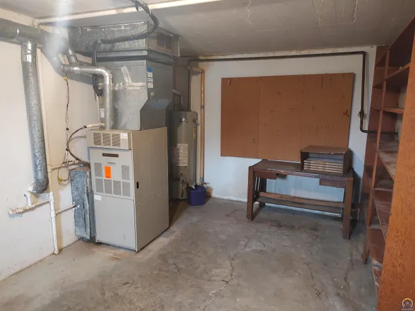$159,900 | 934 Oxford Drive, Emporia, KS 66801