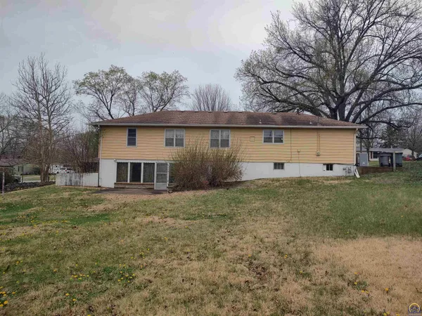 $159,900 | 934 Oxford Drive, Emporia, KS 66801