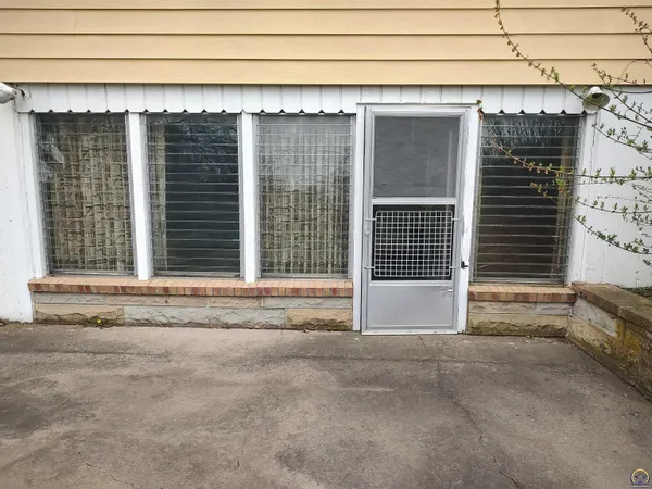 $159,900 | 934 Oxford Drive, Emporia, KS 66801