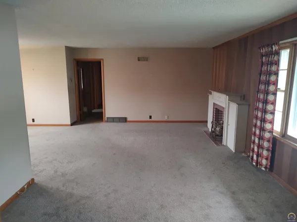 $159,900 | 934 Oxford Drive, Emporia, KS 66801