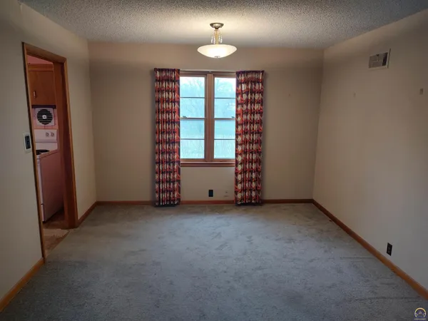 $159,900 | 934 Oxford Drive, Emporia, KS 66801