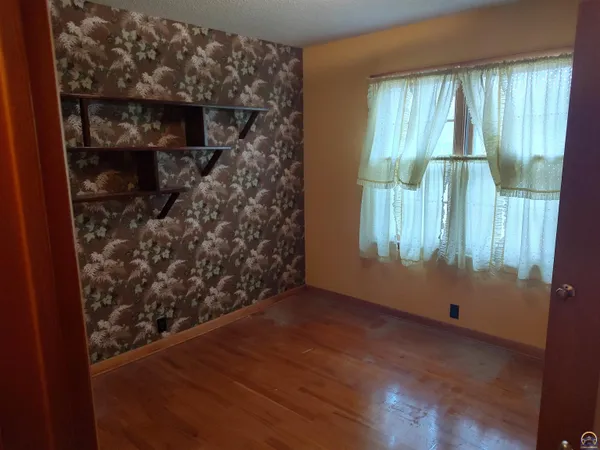 $159,900 | 934 Oxford Drive, Emporia, KS 66801