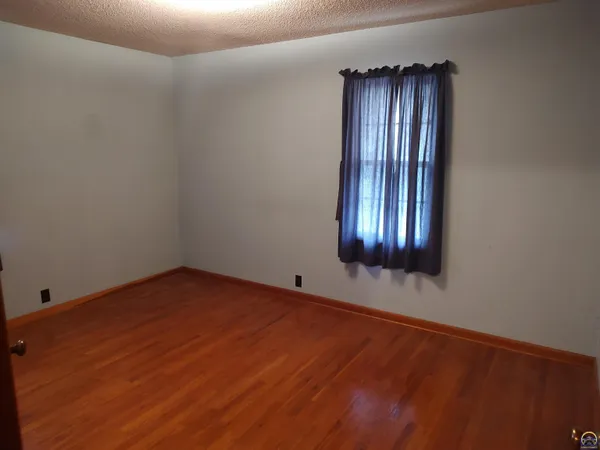 $159,900 | 934 Oxford Drive, Emporia, KS 66801