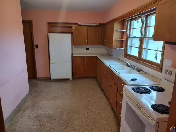$159,900 | 934 Oxford Drive, Emporia, KS 66801