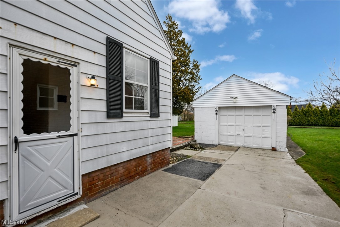 1231 Sunset Road Cleveland, OH 44124 - Photo 2 of 21