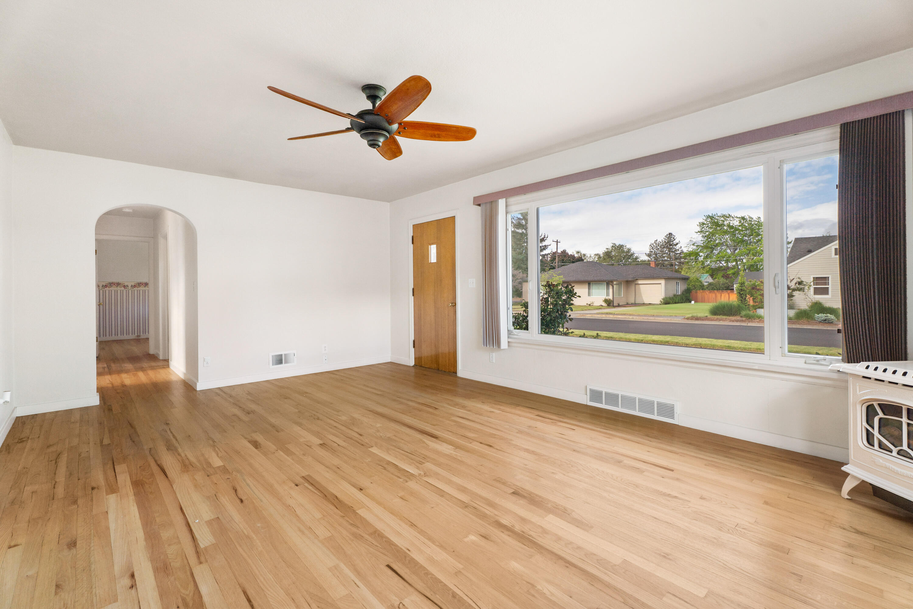 946 Southwest 13th Street Redmond, OR 97756 - Photo 6 of 49 a view of an empty room and window