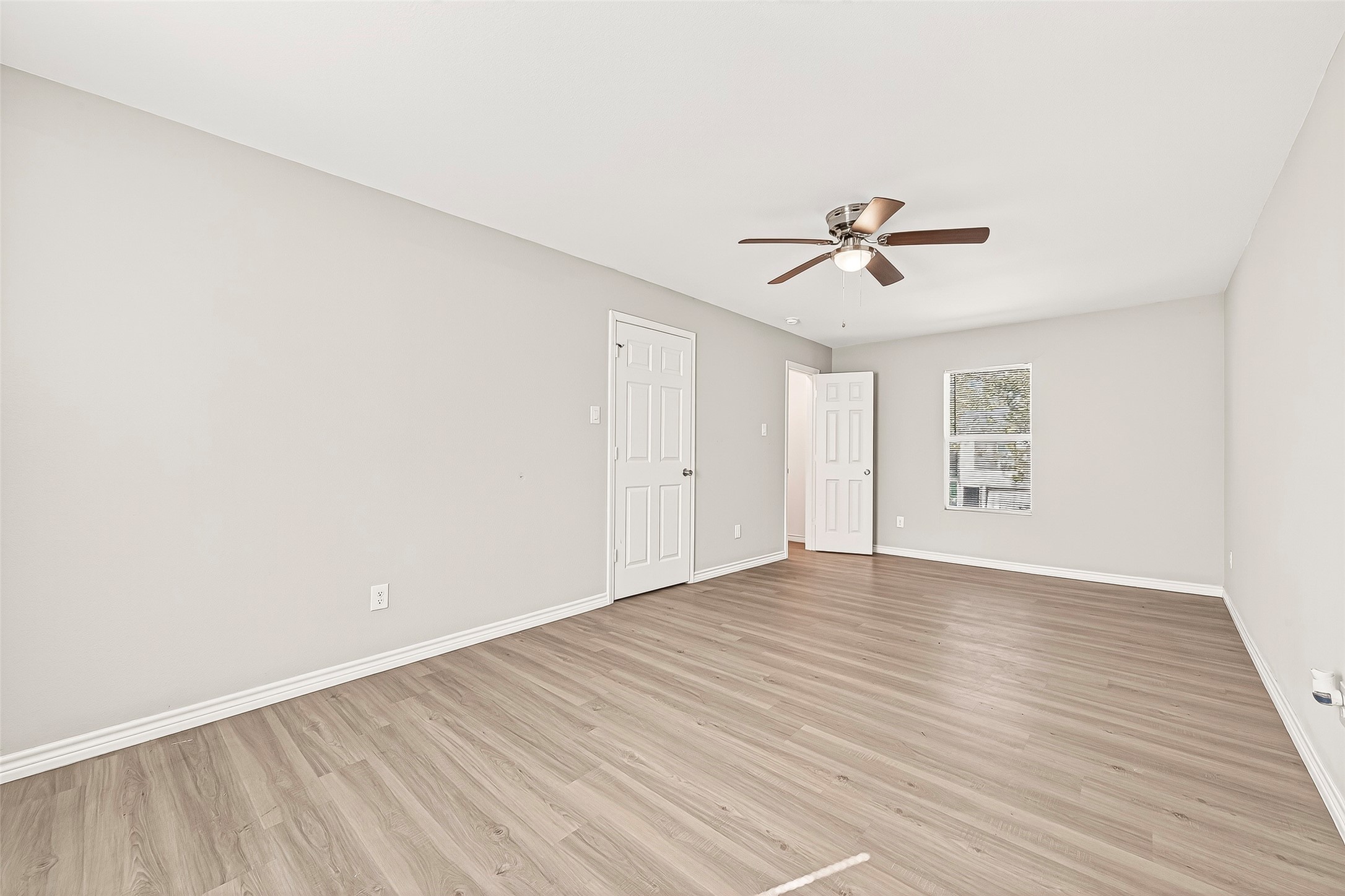 1401 5th Street Rosenberg, TX 77471 - Photo 41 of 50 Unit 210: An alternate view of the bedroom