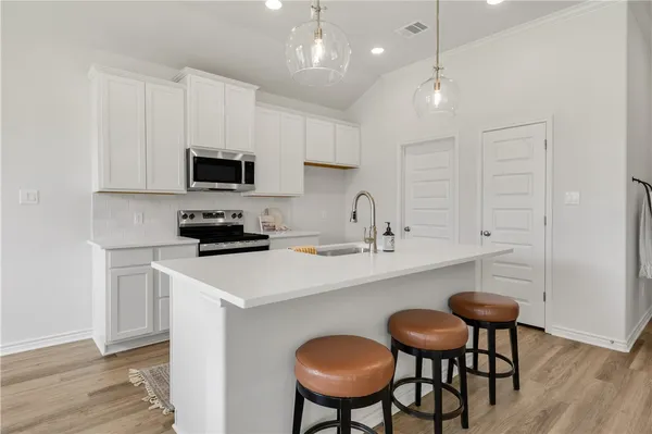 $2,500 | 3580 Pointe Du Hoc Drive, Bryan, TX 77808
