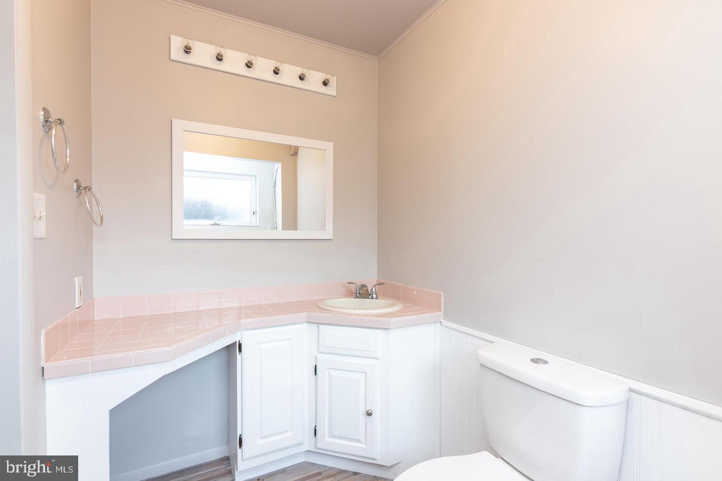 18 West Stephen Drive Newark, DE 19713 - Photo 6 of 15 Master 1/2 Bath