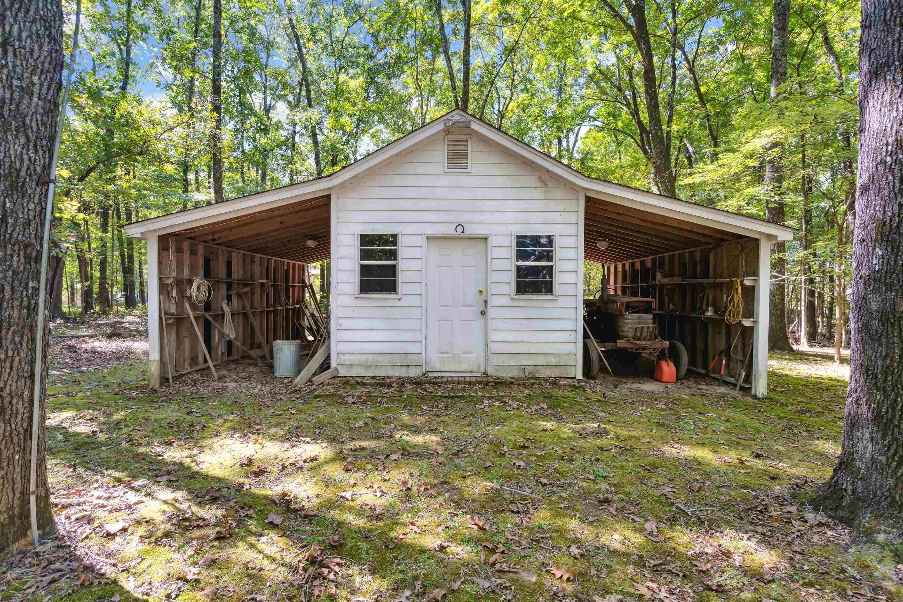 3255 Highway 196 Piperton, TN 38017 - Photo 6 of 22 a view of a barn in the back yard