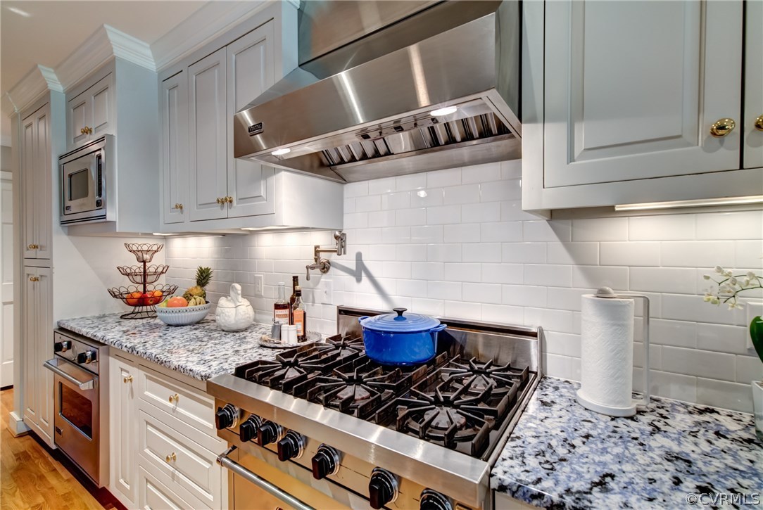 3910 Exeter Road Richmond, VA 23221 - Photo 22 of 39 Granite countertops and Viking 6 burner gas stove,