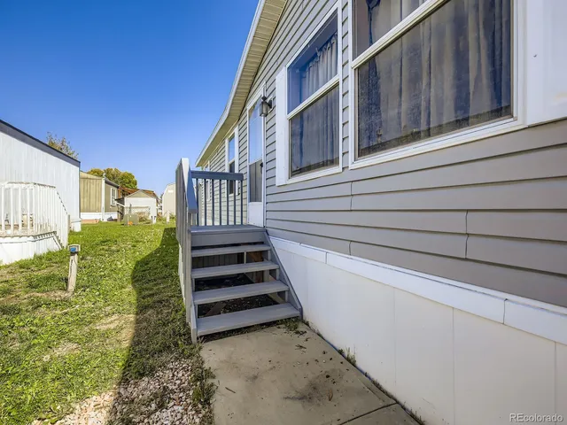 a view of entryway with a front door