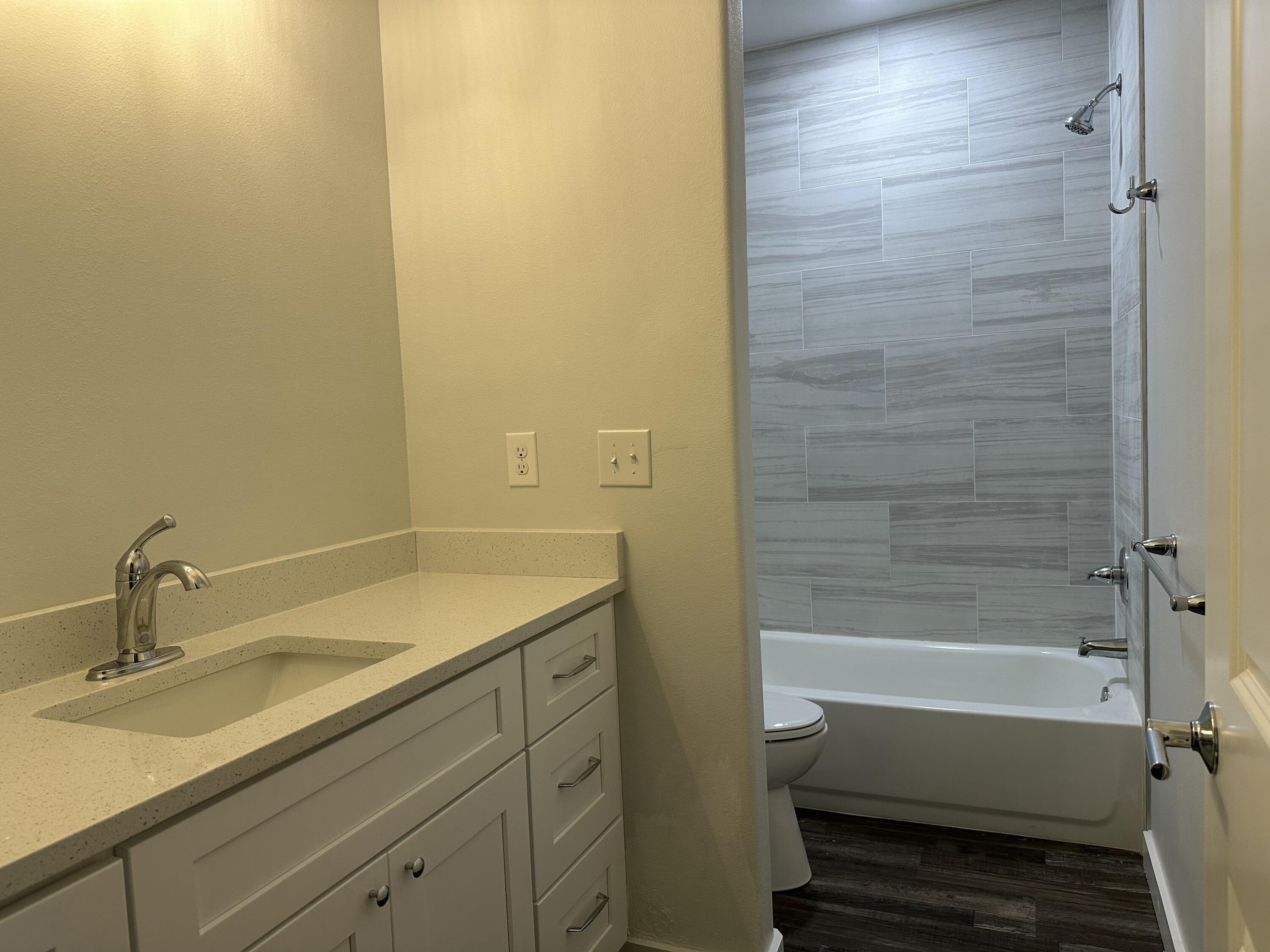 524 North Raphael Road DeFuniak Springs, FL 32433 - Photo 12 of 15 a bathroom with a sink and a bathtub