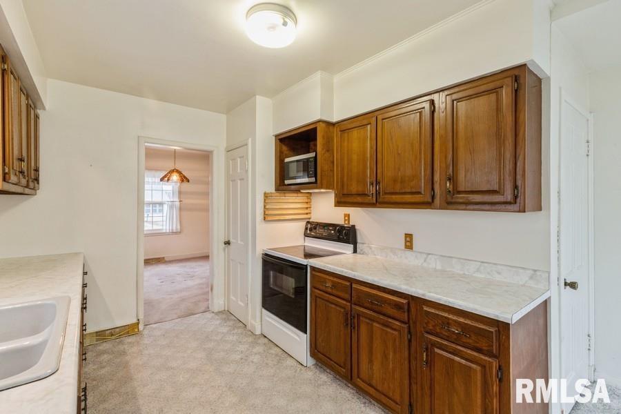 1606 Pershing Boulevard Clinton, IA 52732 - Photo 13 of 26 Gallery Image 13