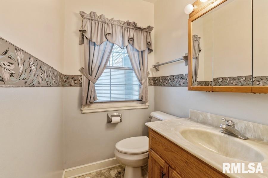1606 Pershing Boulevard Clinton, IA 52732 - Photo 17 of 26 Gallery Image 17