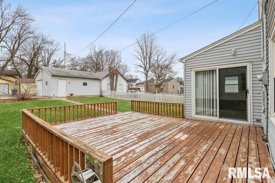 1606 Pershing Boulevard Clinton, IA 52732 - Photo 5 of 26 Gallery Image 5