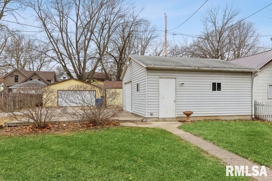 1606 Pershing Boulevard Clinton, IA 52732 - Photo 6 of 26 Gallery Image 6
