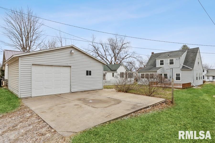 1606 Pershing Boulevard Clinton, IA 52732 - Photo 7 of 26 Gallery Image 7