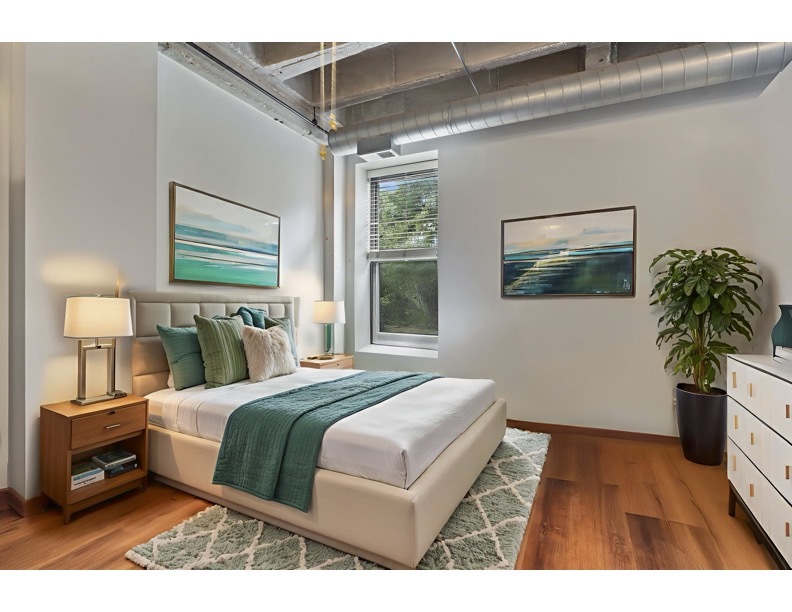 811 South Lytle Street, Unit 207 Chicago, IL 60607 - Photo 5 of 12 a bedroom with a bed and a potted plant