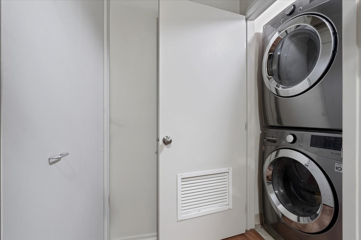 811 South Lytle Street, Unit 207 Chicago, IL 60607 - Photo 9 of 12 a utility room with dryer and washer