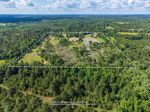 a view of a yard with a house