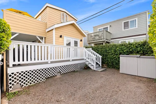 a view of a back yard