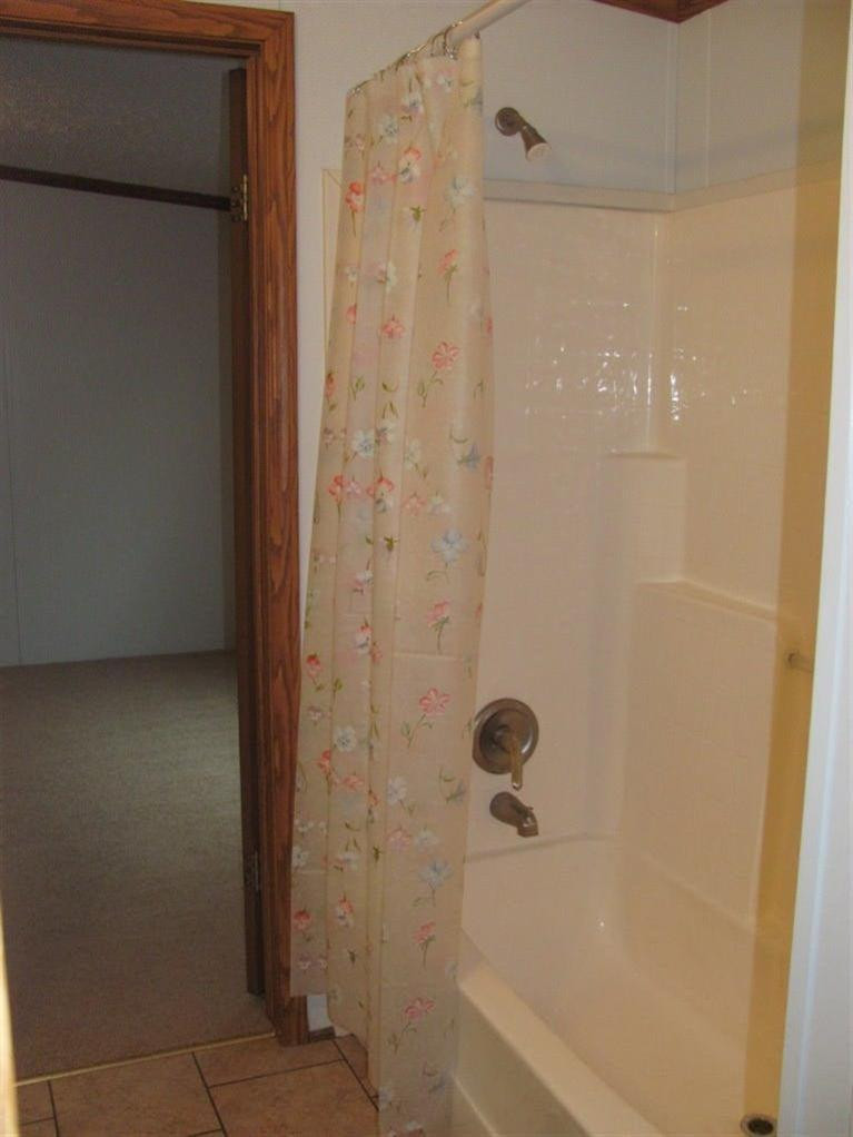 737 Azbill Road McKee, KY 40447 - Photo 21 of 29 Full bath between bedrooms 2 & 3 (view 2