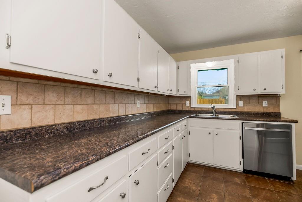319 Southeast Ridgeview Drive Lee's Summit, MO 64063 - Photo 11 of 38