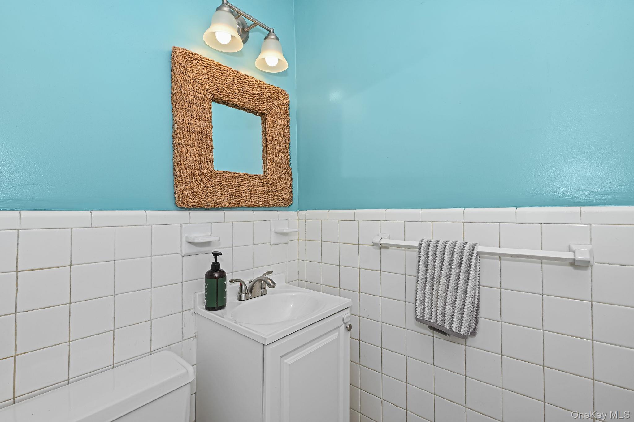 260 Garth Road, Unit 3K4 Scarsdale, NY 10583 - Photo 10 of 18 Entryway half bath