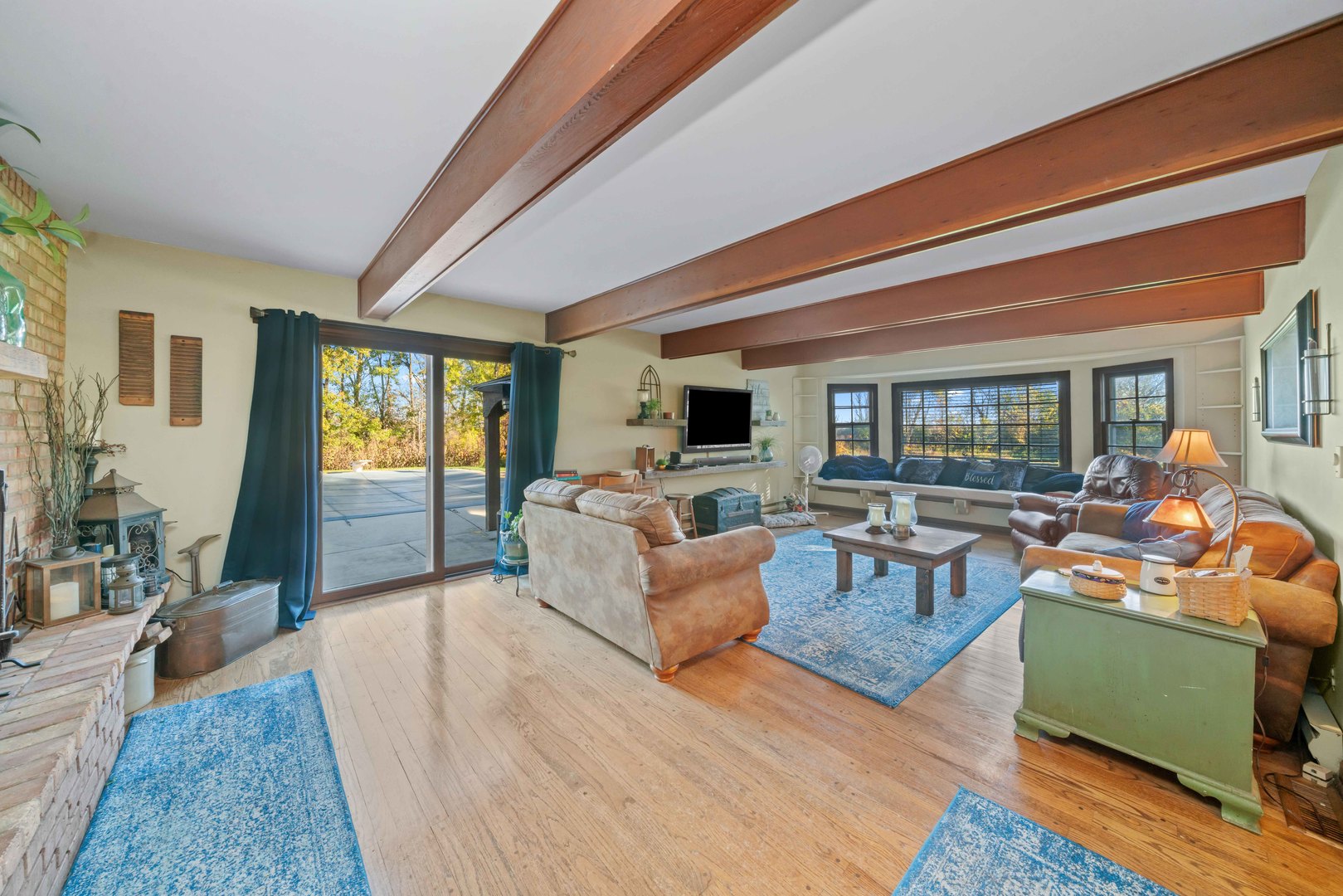 10266 Pritchard Road Hinckley, IL 60520 - Photo 4 of 41 a living room with furniture and a large window