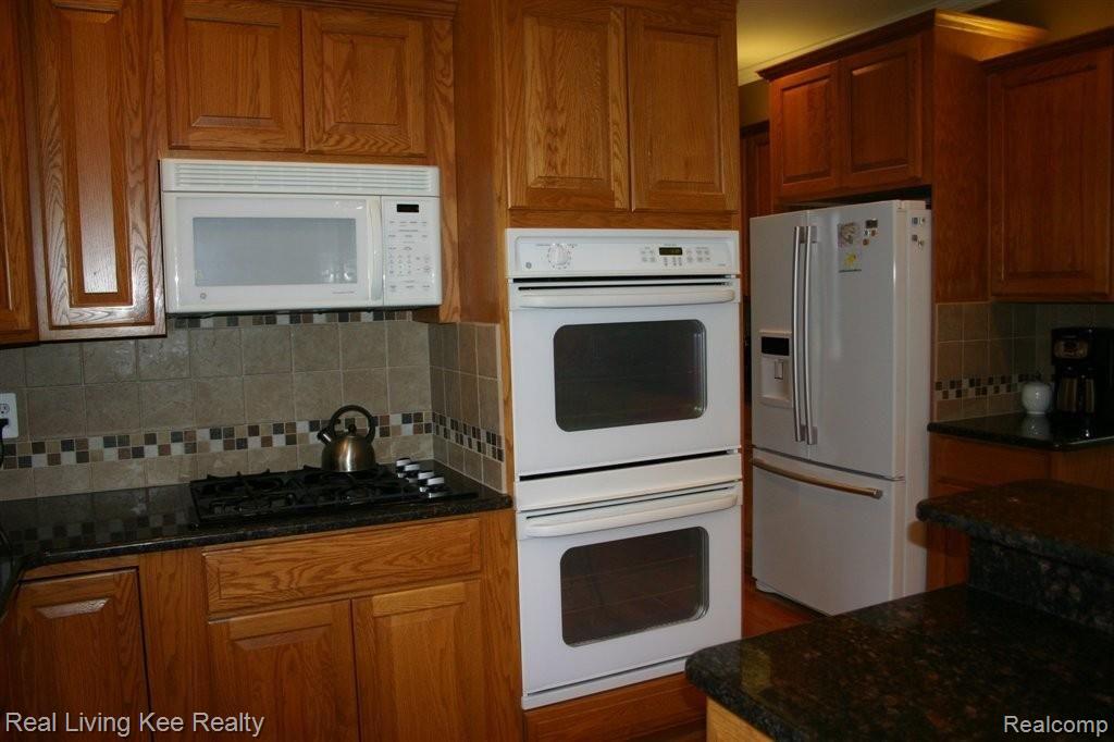 3969 Elk Drive Rochester, MI 48306 - Photo 9 of 52 Kitchen - double ovens.JPG