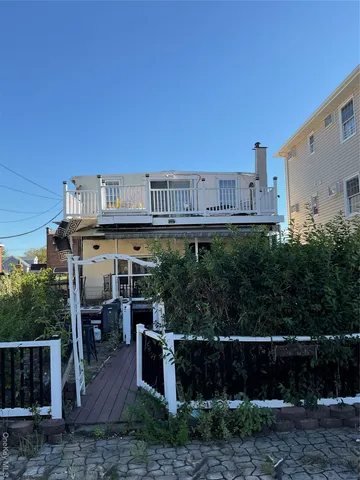 a view of a dinning room with furniture