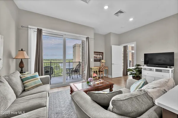 $1,950 | 10 Grace Street, Unit 603, Wilmington, NC 28401