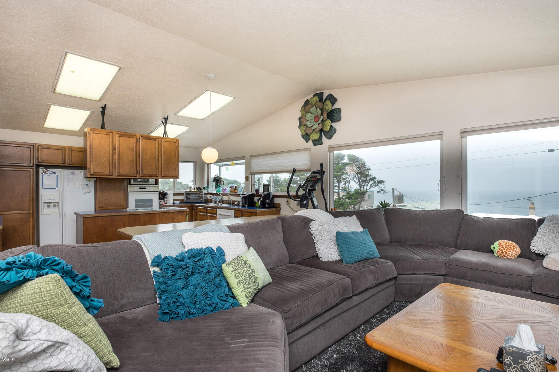 2324 Northwest Inlet Avenue Lincoln City, OR 97367 - Photo 27 of 41 Open living area