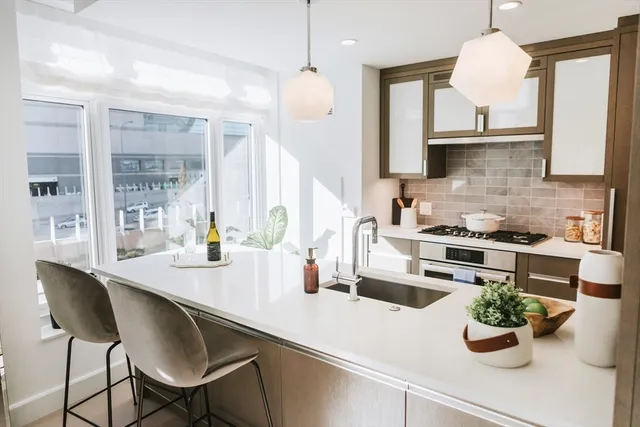 $1,349,000 | 100 Lovejoy Wharf, Unit 10K, Boston, MA 02114