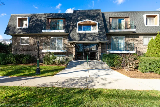 $198,000 | 3222 Sanders Road, Unit 3D, Northbrook, IL 60062