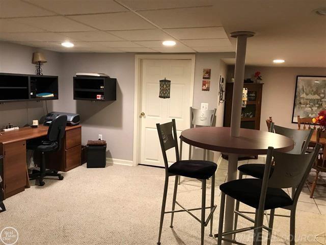16647 Country Ridge Court Macomb, MI 48044 - Photo 18 of 20 31376308-27.JPG