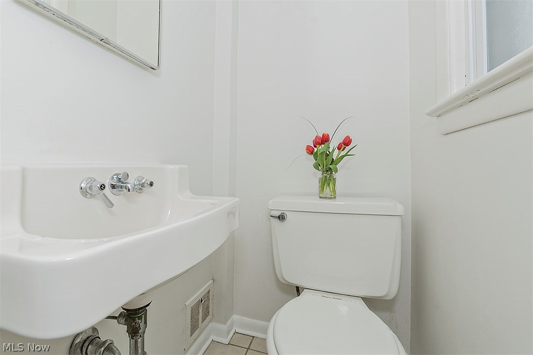 4024 Charlton Road Cleveland, OH 44121 - Photo 20 of 35