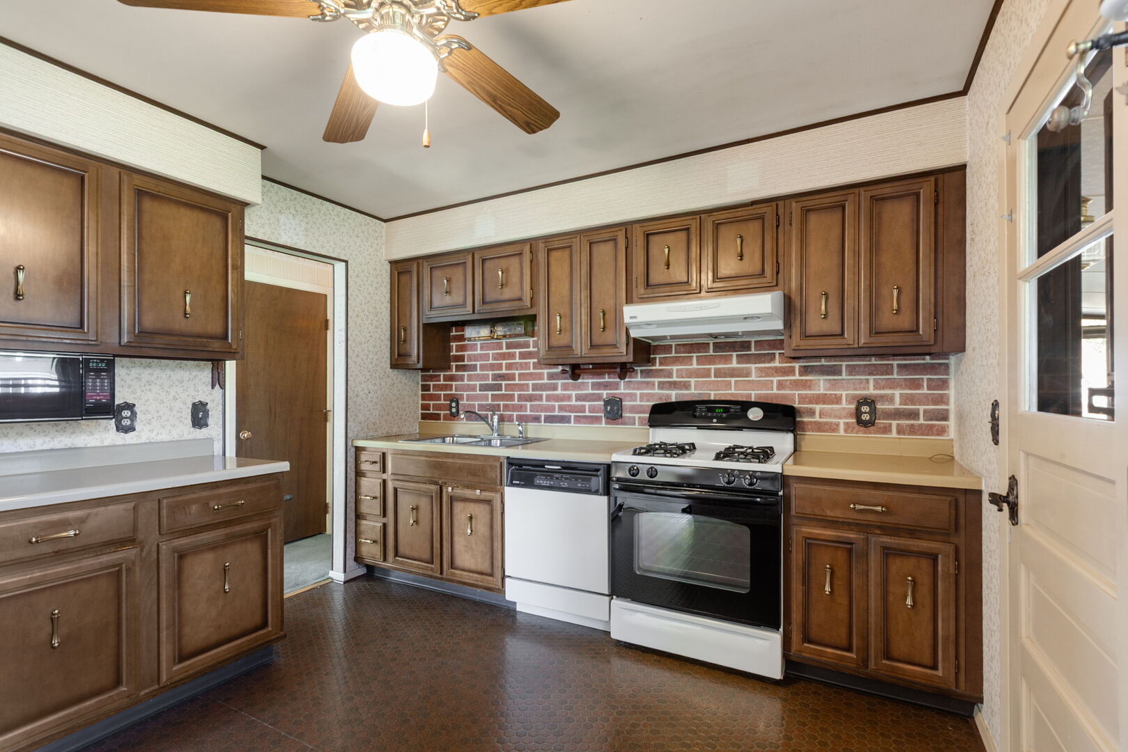 47 Old Post Road Montgomery, IL 60538 - Photo 7 of 32 a kitchen with cabinets stainless steel appliances and wooden floor