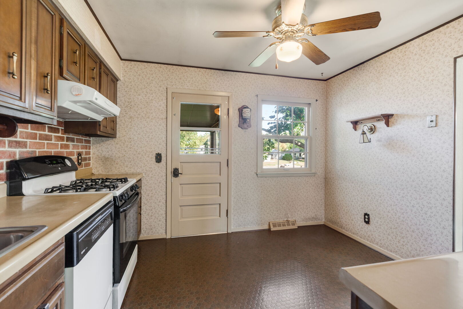 47 Old Post Road Montgomery, IL 60538 - Photo 8 of 32 a kitchen with a stove oven and a refrigerator