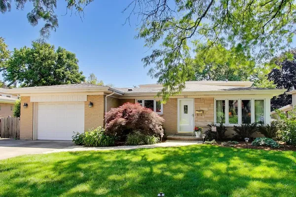 $489,900 | 905 South School Street, Mount Prospect, IL 60056