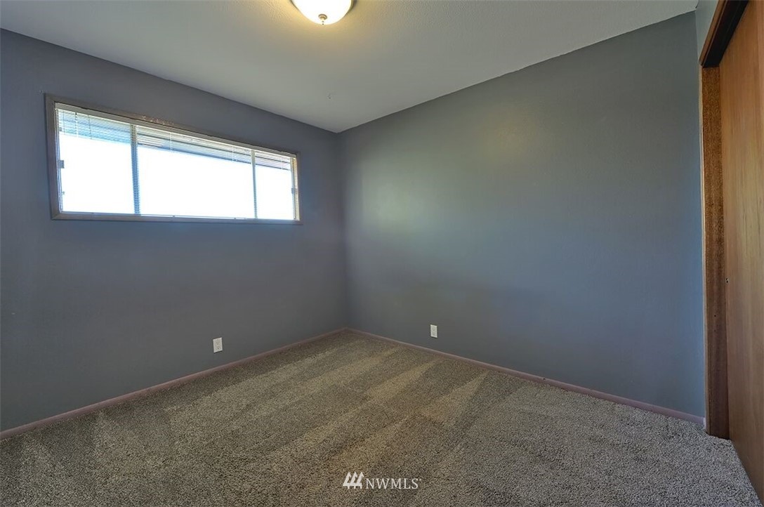 180 Beard Road Lynden, WA 98264 - Photo 18 of 27 an empty room with a window