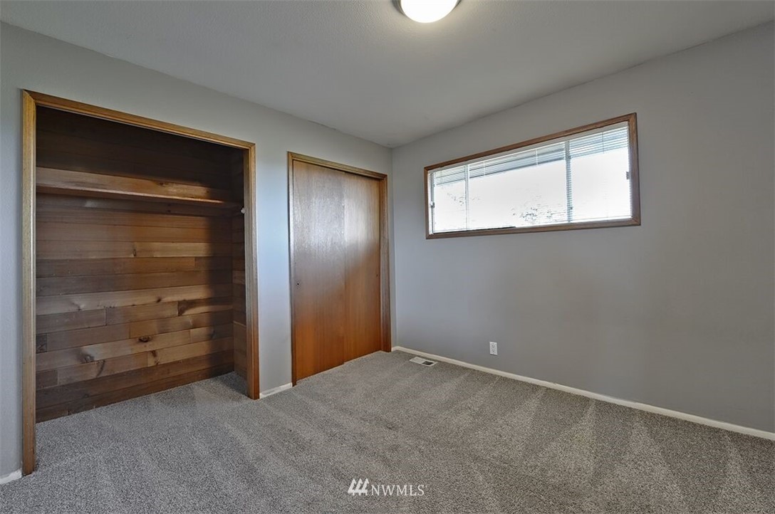 180 Beard Road Lynden, WA 98264 - Photo 19 of 27 an empty room with closet
