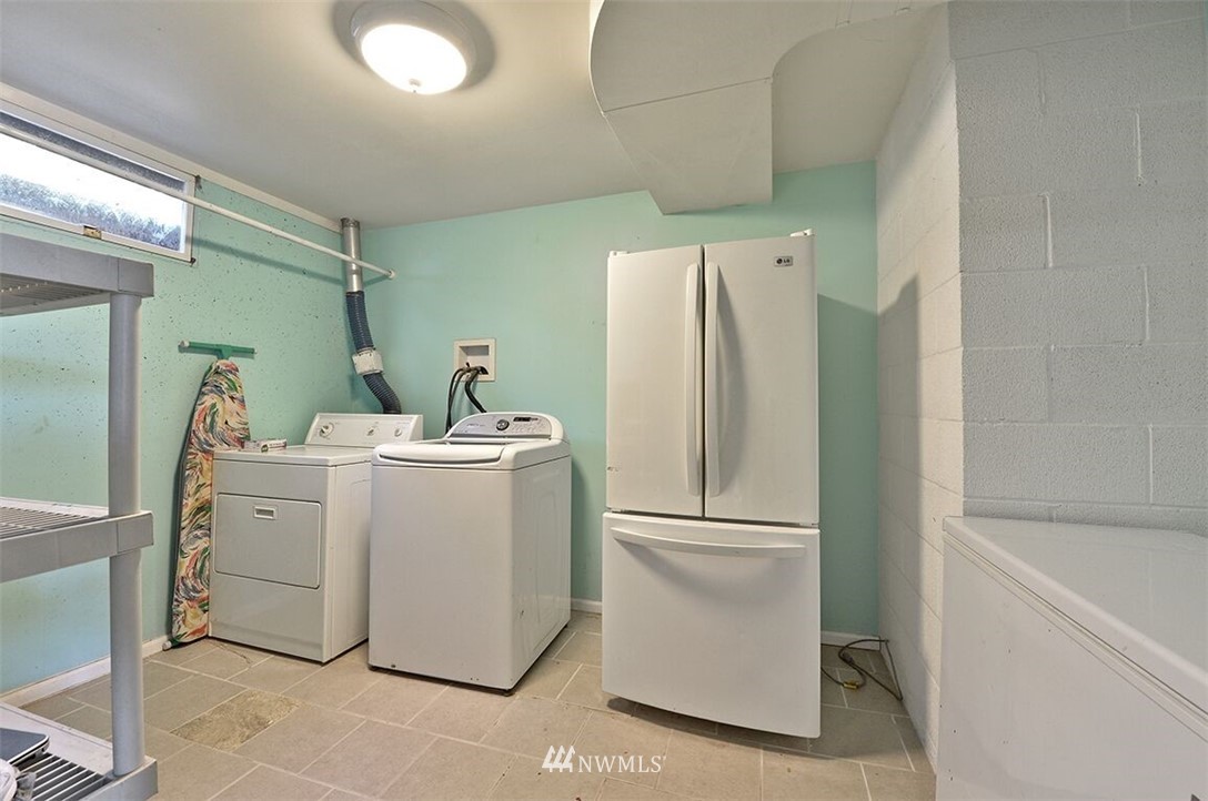 180 Beard Road Lynden, WA 98264 - Photo 25 of 27 a utility room with cabinets washer and dryer