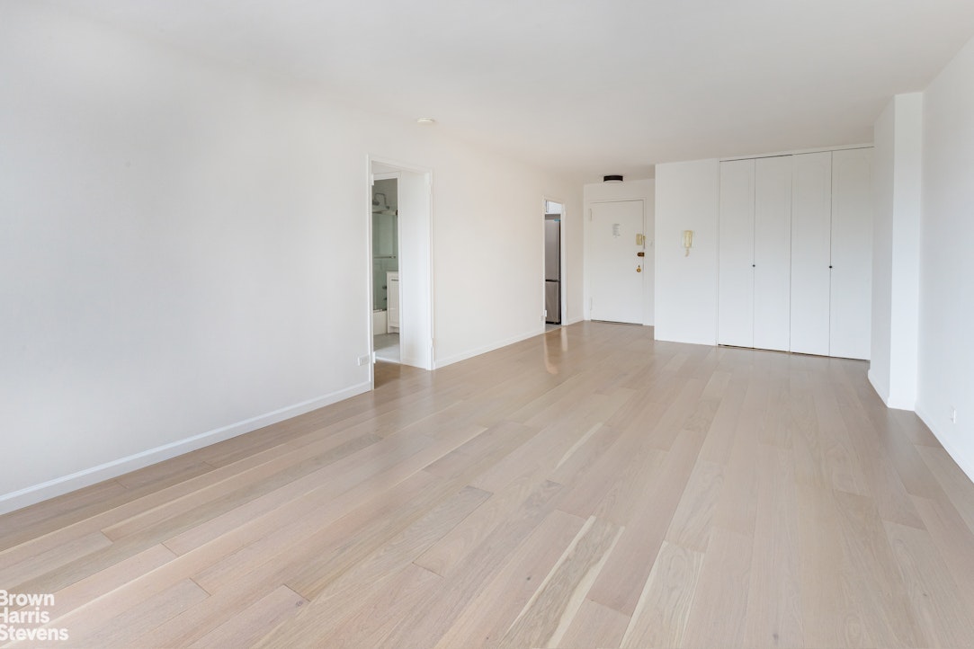 2500 Johnson Avenue, Unit 3B Bronx, NY 10463 - Photo 6 of 42 a view of an empty room