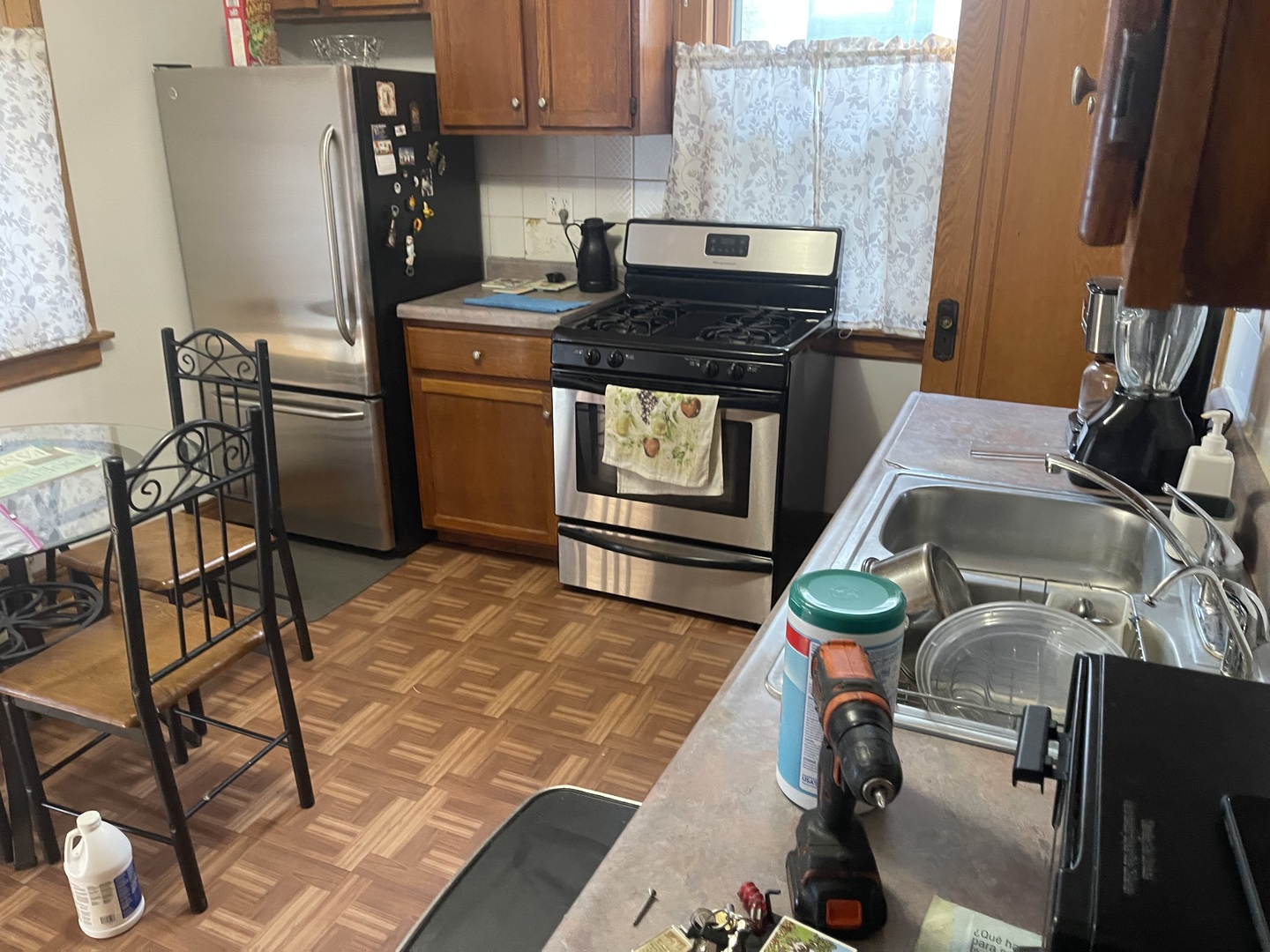 5631 West Cornelia Avenue Chicago, IL 60634 - Photo 5 of 28 a kitchen with a stove and a refrigerator