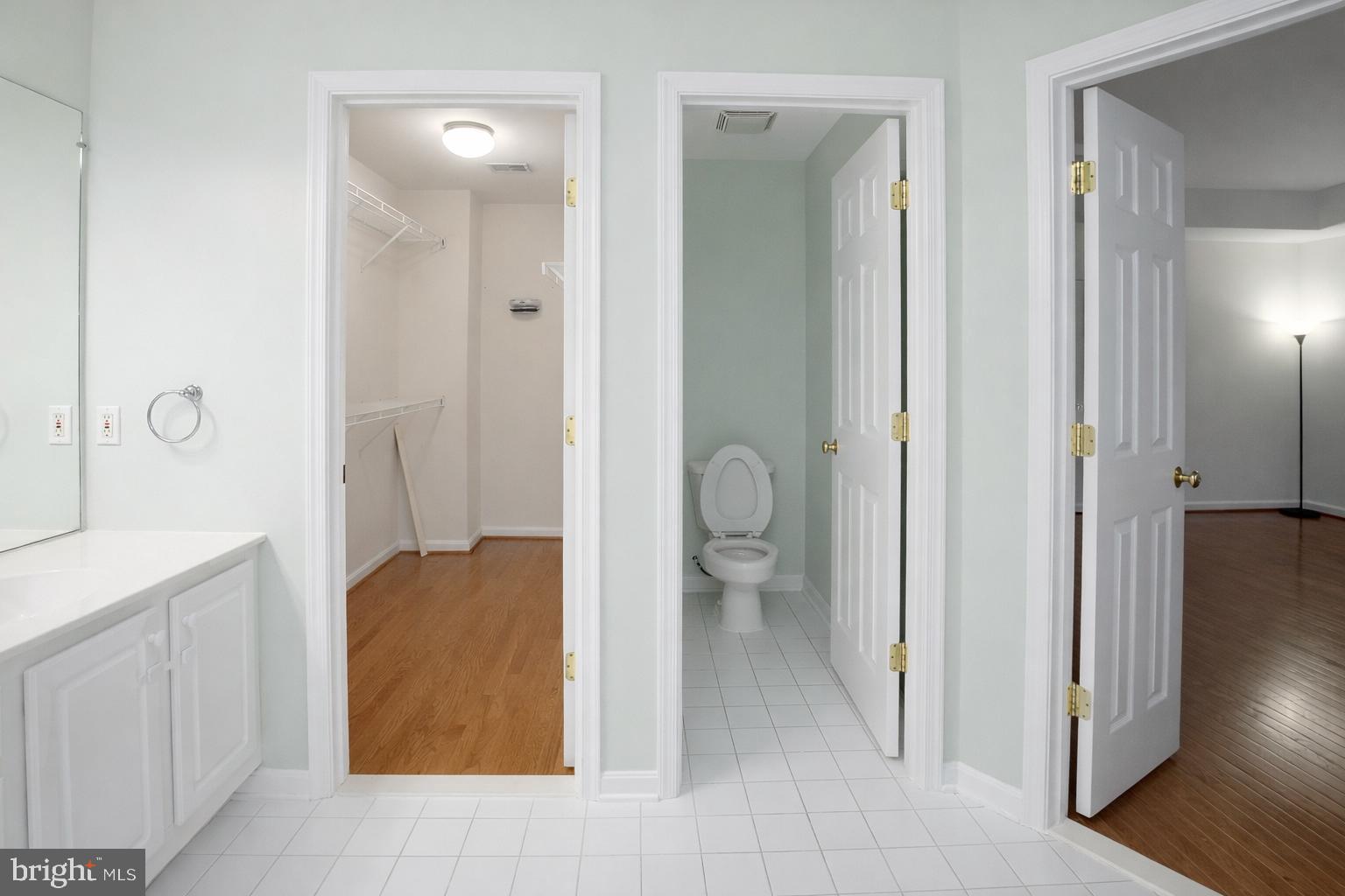 2448 Leyland Ridge Road Herndon, VA 20171 - Photo 36 of 62 Spacious bathroom with modern layout.