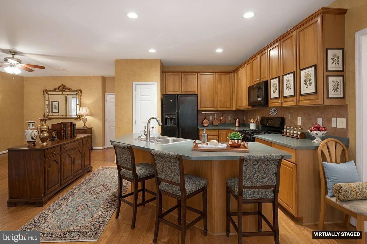 2448 Leyland Ridge Road Herndon, VA 20171 - Photo 8 of 32 Warm and inviting kitchen space.