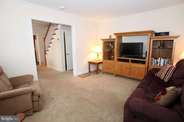 6405 Sharon Road Baltimore, MD 21239 - Photo 5 of 27 Living Room